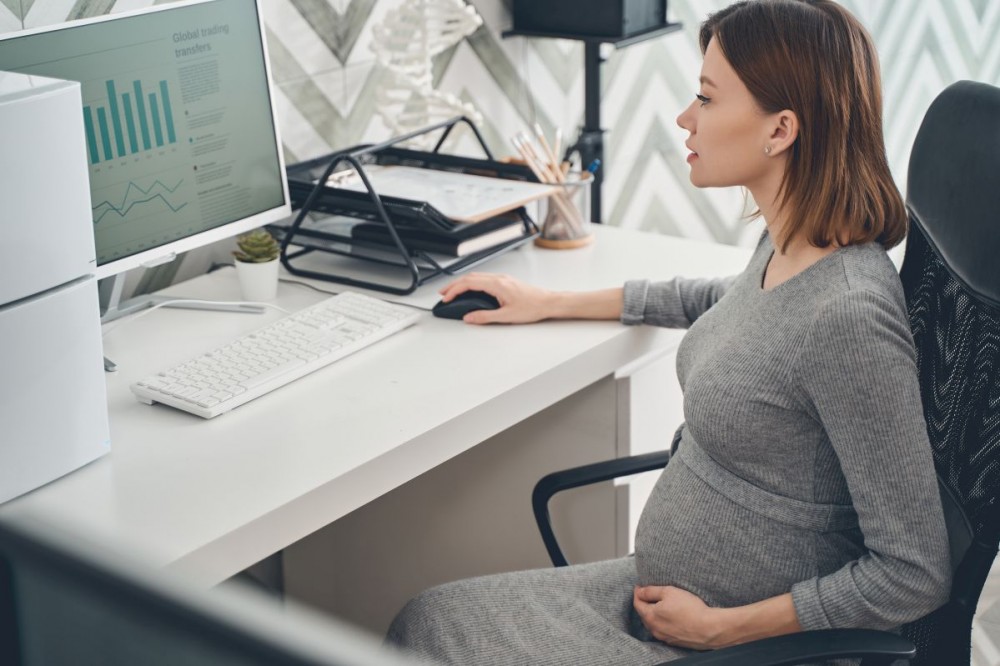 Praca w ciąży i przepisy BHP - co musisz wiedzieć?