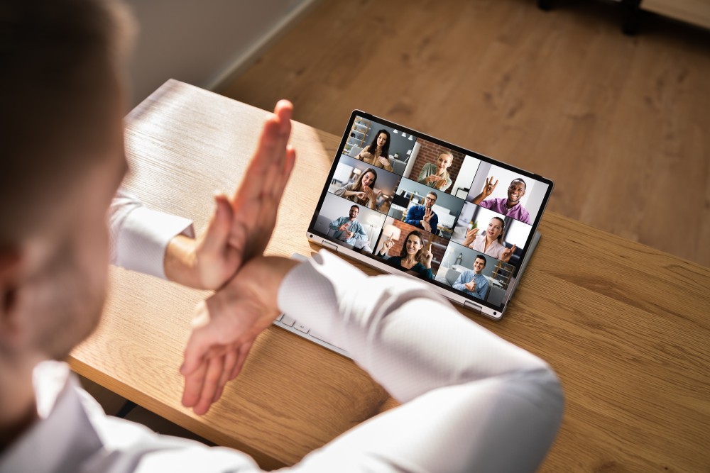 Równość dostępu do wiedzy. Szkolenia BHP z tłumaczem migowym w firmie